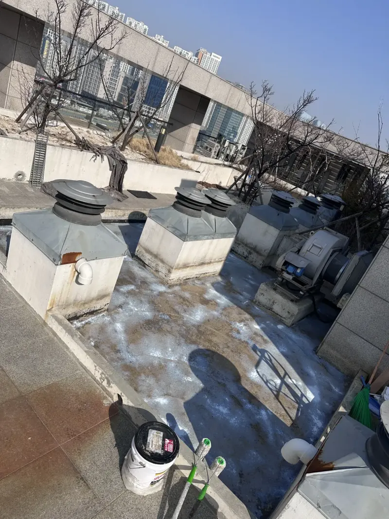 옥상 시공 전 전경, 환기구와 자재통이 놓인 현장