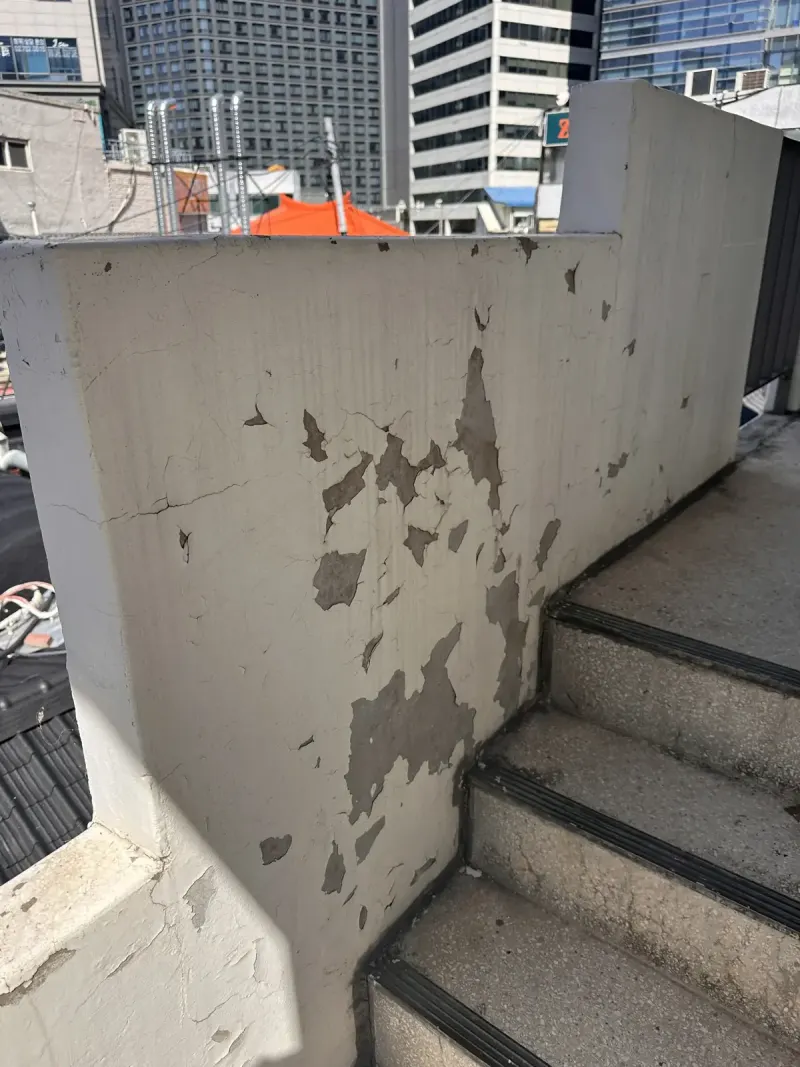 옥상 계단 옆 벽체가 곳곳 벗겨진 상태